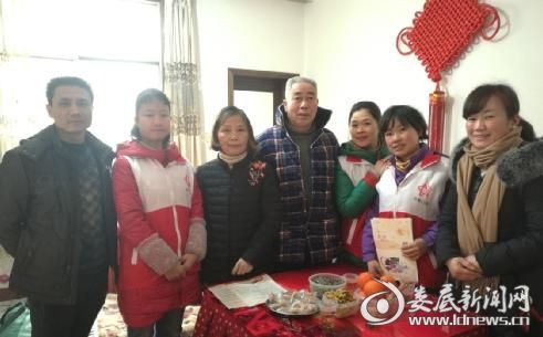 图为工作人员、志愿者与罗元烈士的父母罗伏叙、胡立吾两位老人合影