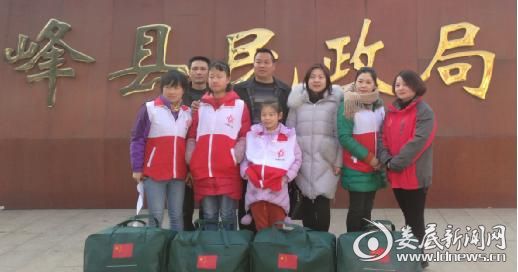 图为志愿者与工作人员合影