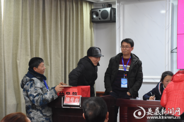 社区居民正在抽号