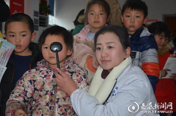 娄底爱尔眼科的医务人员耐心的为一个个孩子遮挡眼睛