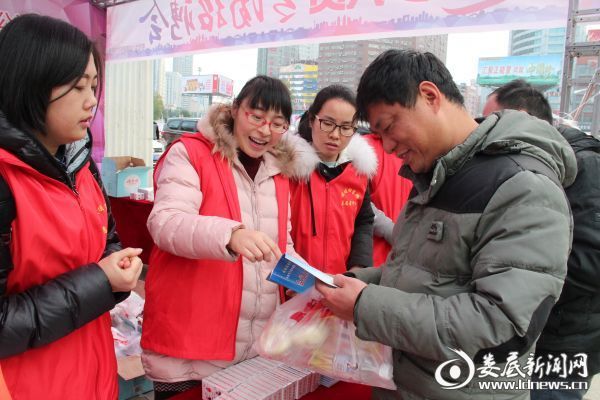 “温暖回家路”志愿者为市民介绍就业、创业相关政策