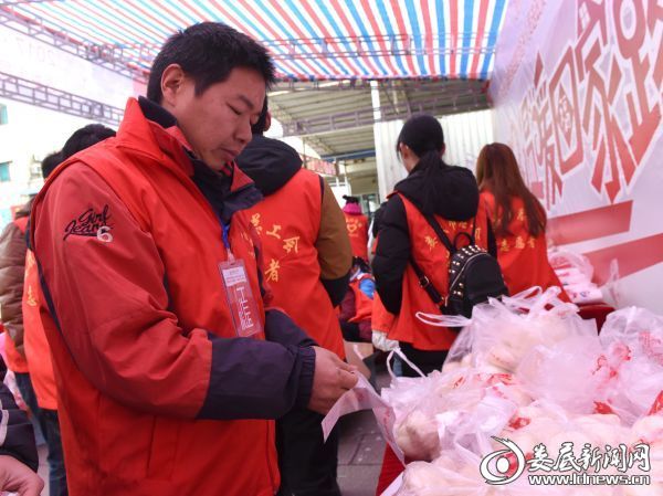 “细雨毛毛”正在整理爱心物资