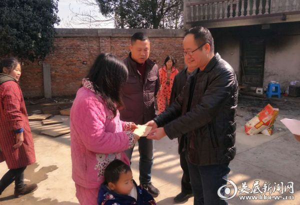 刘雄飞扶贫送温暖3