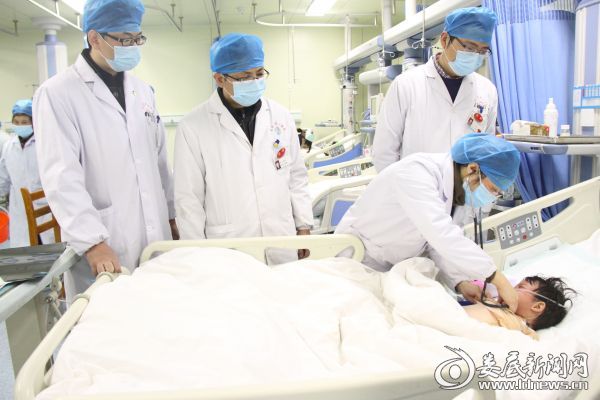 专家为小优璇检查身体