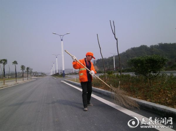 冷水江市环卫处全面整治环境卫生 扮靓市容迎