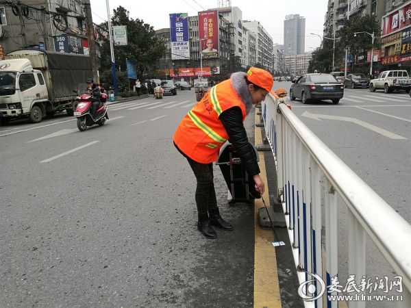 冷水江市环卫处全面整治环境卫生 扮靓市容迎