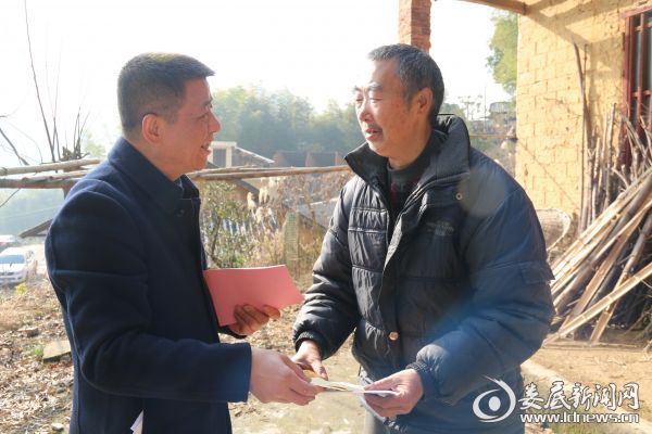 (龚卫民主任把慰问金交给曾华中，并与他亲切交谈)