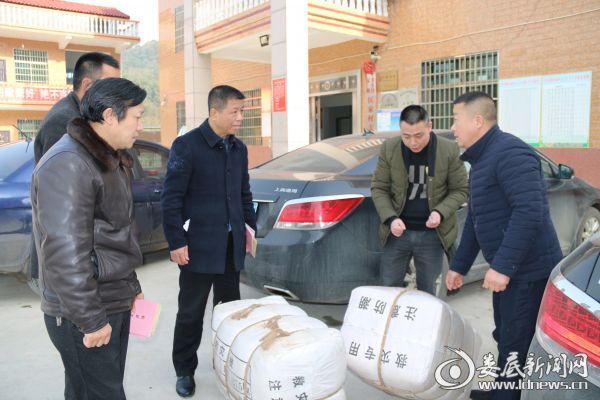 (市供销社为匡家村送去20床崭新的棉被)