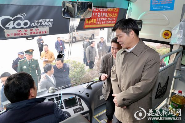 李荐国登上一辆娄底至长沙的市际班车，检查车况和安全防护措施，叮嘱司机开车不打电话、不玩微信、不疲劳驾