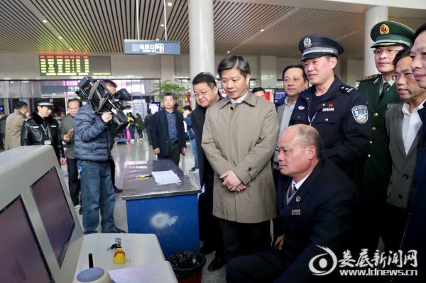 在娄底高铁南站，李荐国察看了安检工作情况