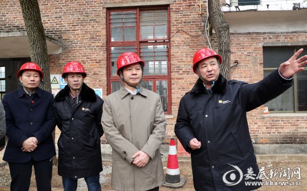 李荐国一行首先来到华润燃气有限公司，详细了解燃气供应过程中存在的安全隐患