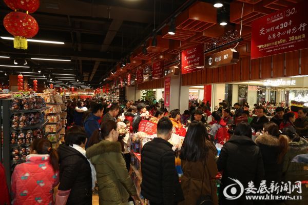 （开业当天商场人气火爆）