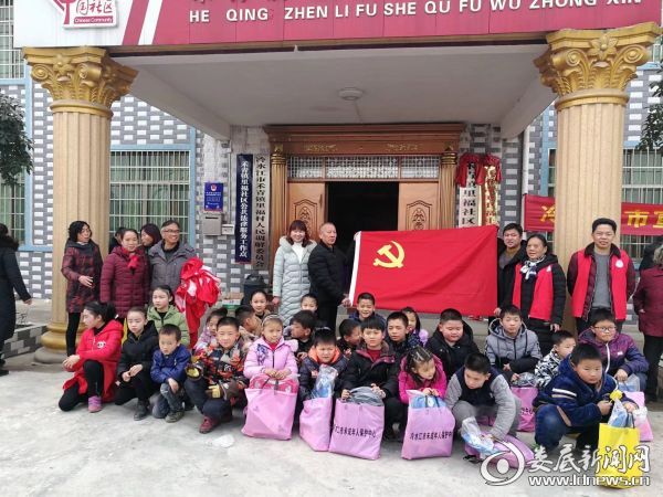 （孩子们领到慰问品开心地微笑）