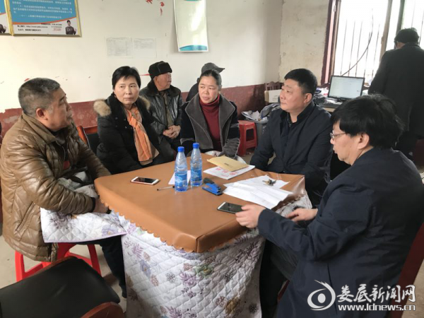 （统计局党组班子与青草村村支两委共商发展大计）