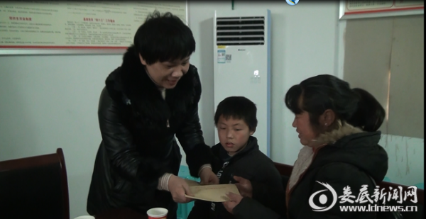 副县长谢聪为贫困户发放慰问金