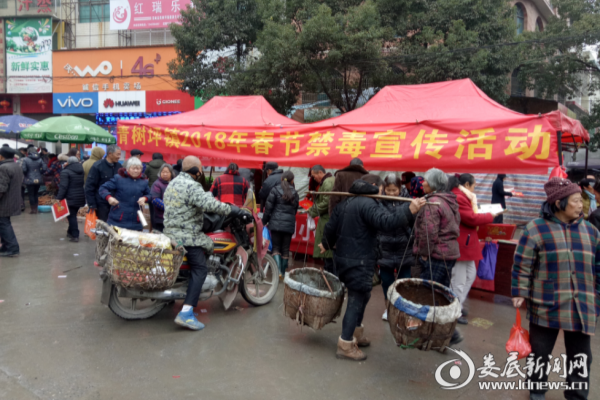 赶集日的宣传栏