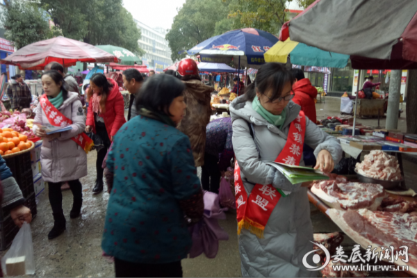 禁毒妈妈们发放宣传资料