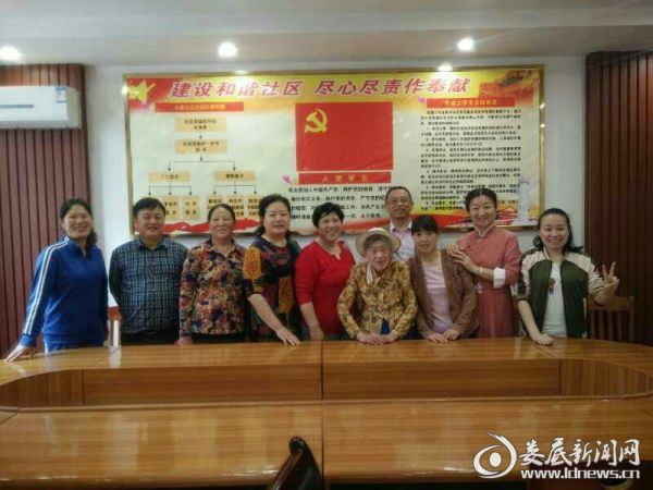 爱心志愿者与曾广英老人在一起