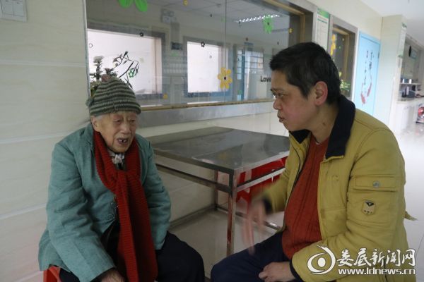 曾广英老人与女儿胡朝晖