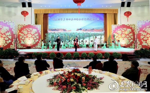 致辞结束后，文艺工作者还表演了精彩的节目
