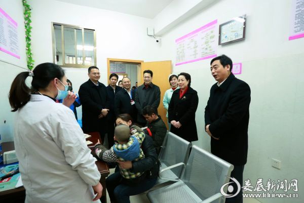 市委常委、宣传部长吴建平一行慰问该院急诊儿科医务人员