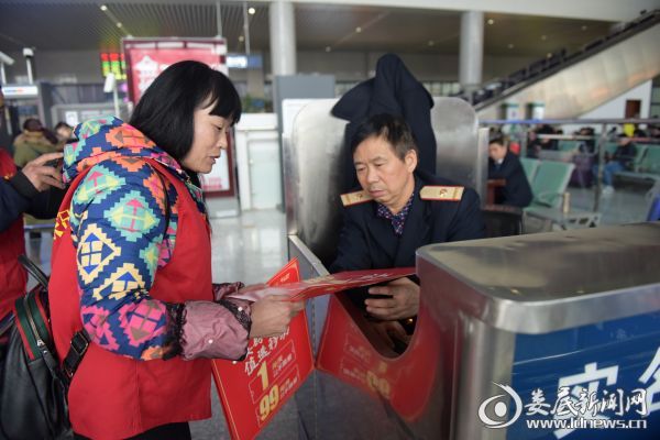 娄底温暖回家路:志愿者为一线工作者呈上新年