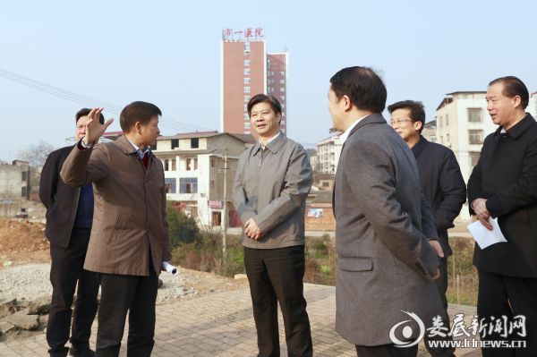 得知碧溪路通车的那天，周边社区等自发送来锦旗，李荐国说这就证明打通断头路是一项得民心、惠民生的工程