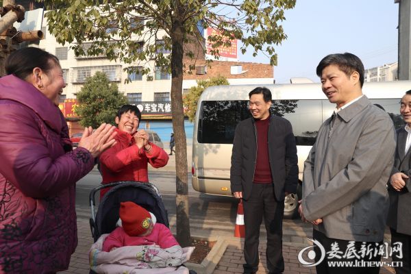 李荐国在梅园督查时，偶遇两位居民，交流中，两位老人家开心地为娄底的小游园建设竖起大拇指，拍手叫好