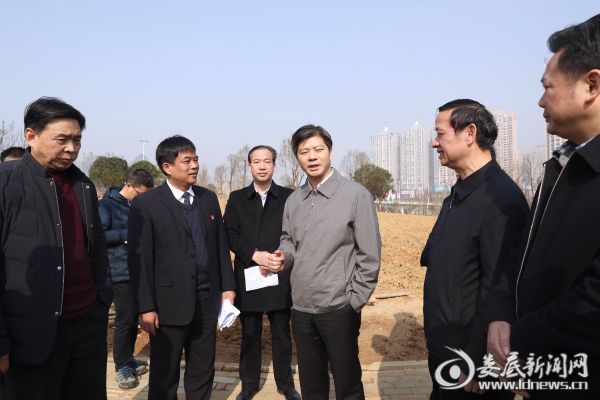 “小游园全部建好后，我还要去看一看”临走时，李荐国说，他会一直关注这一民生工程的进展