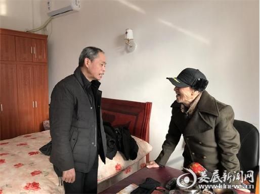 图为双峰县民政局领导慰问优抚对象