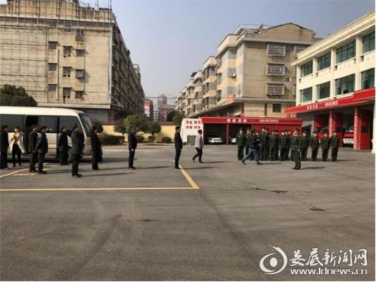 图为县领导到消防大队慰问官兵