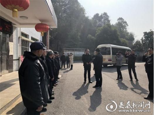 图为县领导到光荣院慰问荣军老人