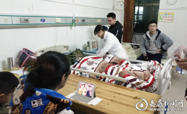 （县中医医院护士汪慧查看病人）