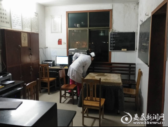 （正在打扫卫生的护士李斌）