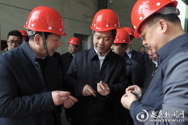 光华机械设备制造有限公司负责人告诉李荐国，公司研发的全自动高温微波烧结工业窑炉能有效解决电子陶瓷产品