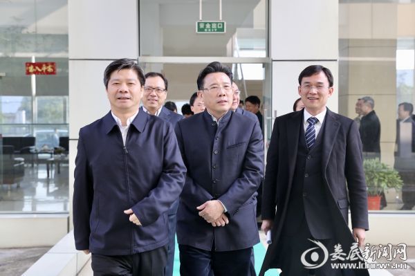 图四，考察三一中兴液压公司生产车间