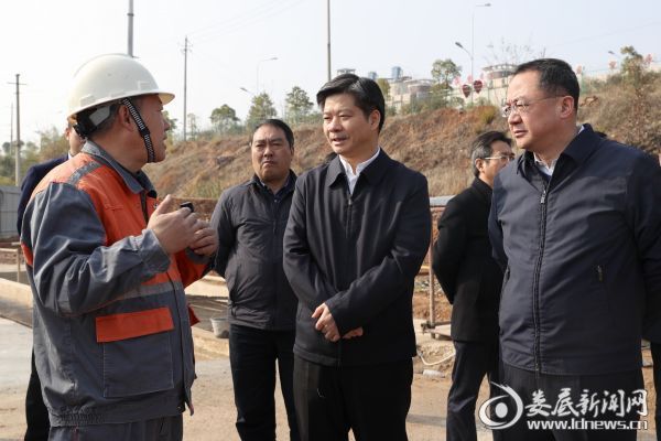 李荐国走出GOVAMA生产车间后又认真察看了正在施工的GOVAMA二期项目
