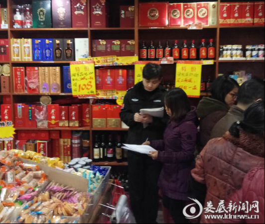 （消防工作人员在超市开展消防安全检查并下发整改通知）