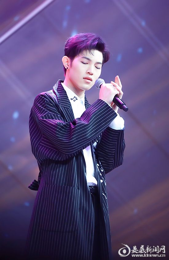 提琴王子韩沐伯催泪演绎《我怀念的》 “奶妈”秦奋Rap压轴炸裂全场