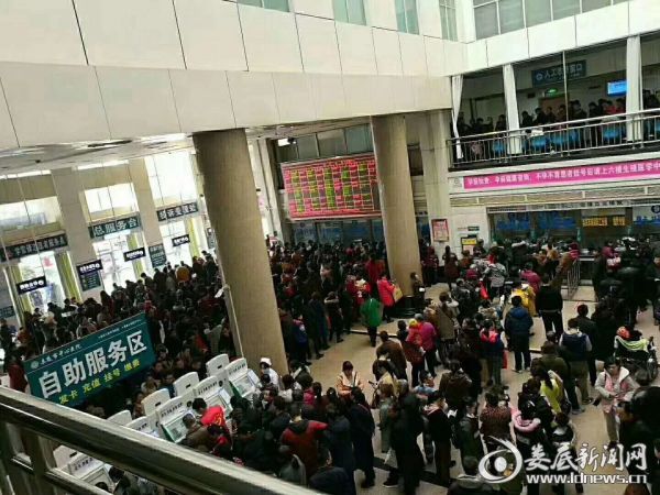 门诊大厅内患者爆满