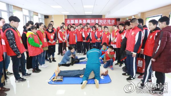 观看120工作人员实地演练心肺复苏流程