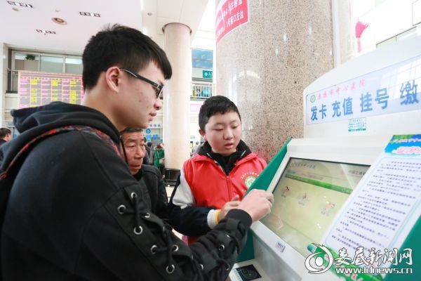 志愿者为患者提供导诊便民服务(一)