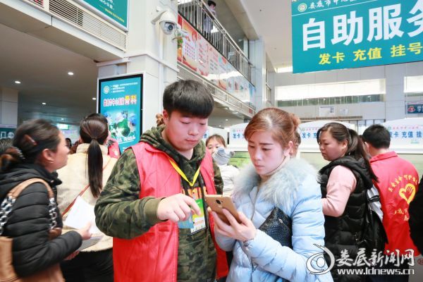 志愿者为患者提供导诊便民服务(二)