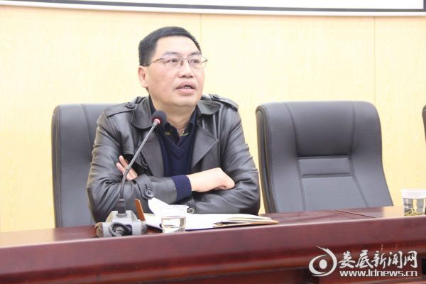 副校长邓自强作教学工作报告