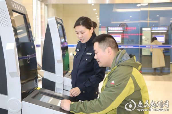 （民警在告知群众如何使用自助服务设备）