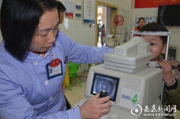 “麒麟”兄弟正在接受角膜地形图检查