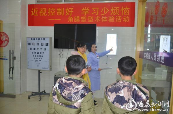 “麒麟”兄弟在角膜塑形验配室检测视力