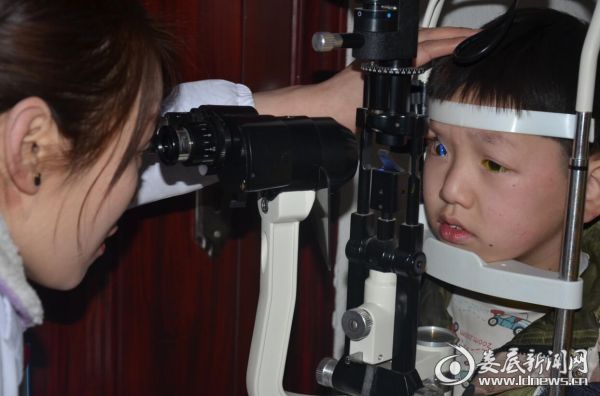 娄底爱尔眼科医院的医务人员细致地为兄弟俩检查