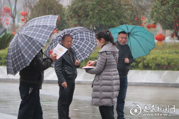 （工作人员发放宣传资料）