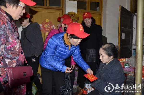 志愿者走访慰问对口帮扶对象（谢宏辉摄）